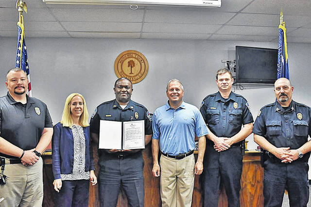128552923_web1_National-Police-Officers-Week--22
Mayor Foster Senn recently signed a proclamation naming May 11-17 as National Police Week in the City of Newberry. Pictured, from left to right – Matthew Metz, Niele Andrews, Kevin Goodman, Foster Senn, Jason Stuhr and Michael Kennedy.
Courtesy photo