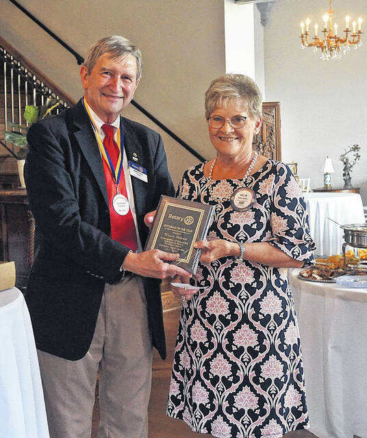 128767545_web1_290999070_5983458608347850_1159513163009695640_n
Mark Scott, former Rotary Club of Newberry president, presents Willie Morris with the Rotarian of the Year award.
Courtesy photo