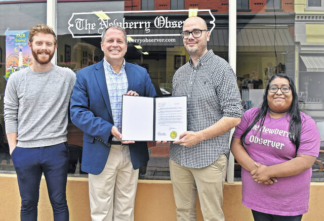 128949817_web1_National-Newspaper-Week-2022
Mayor Foster Senn presented the staff of The Newberry Observer with a proclamation declaring Oct. 2-8, 2022, as National Newspaper Week in the City of Newberry. Pictured left to right: Dylan Francis, Mayor Foster Senn, Andrew Wigger, Rubi Flores.
Elyssa Haven for The Newberry Observer