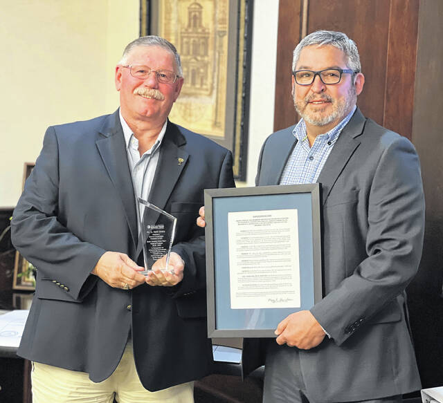 129680798_web1_Avery-Award--
Palmetto Economic Development Corporations President and Chief Executive Officer James Chavez (right) presents NEC President and Chief Executive Officer Keith Avery an award for his outstanding economic development efforts in Newberry County and his service to the SC Power Team, also known as the Palmetto Economic Development Corporation.