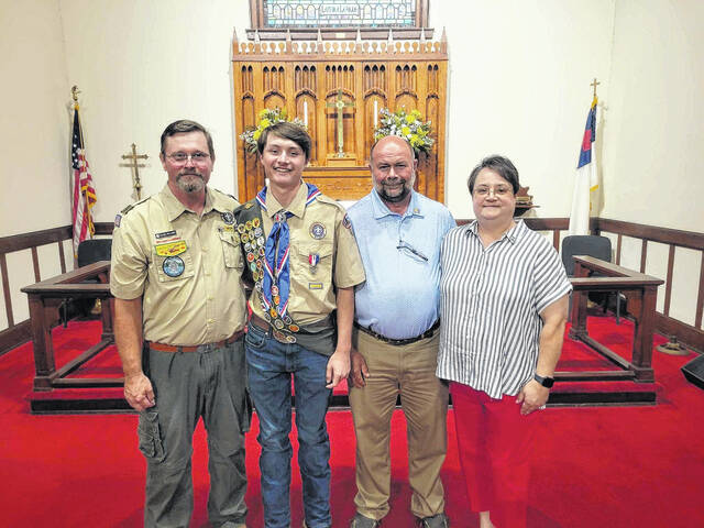 131639955_web1_Ethan-Riddle-
Ethan Riddle, center, recently achieved the rank of Eagle Scout. Riddle is part of Troop 61 in Little Mountain. His achievement was recognized during a Court of Honor ceremony on May 25.
Courtesy photo