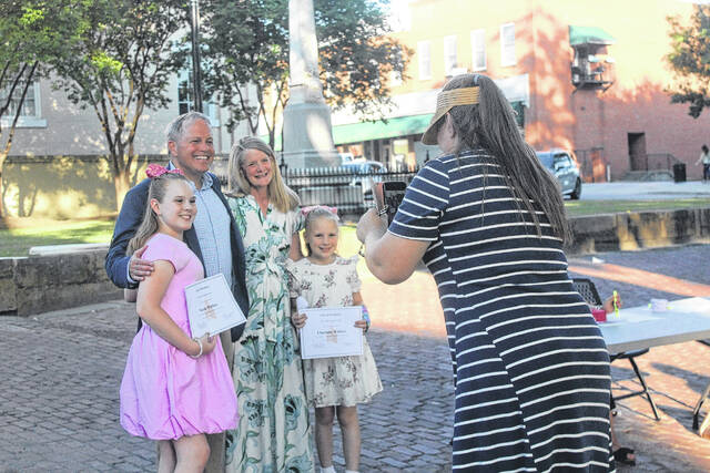 Some families even took the opportunity to grab a photo with Mayor Foster Senn and his wife Sharon.
                                 Kelly Duncan photos | The Newberry Observer