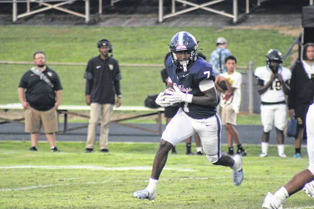 Bulldogs second half comeback falls short against Clinton in the ‘Battle of the Belt’